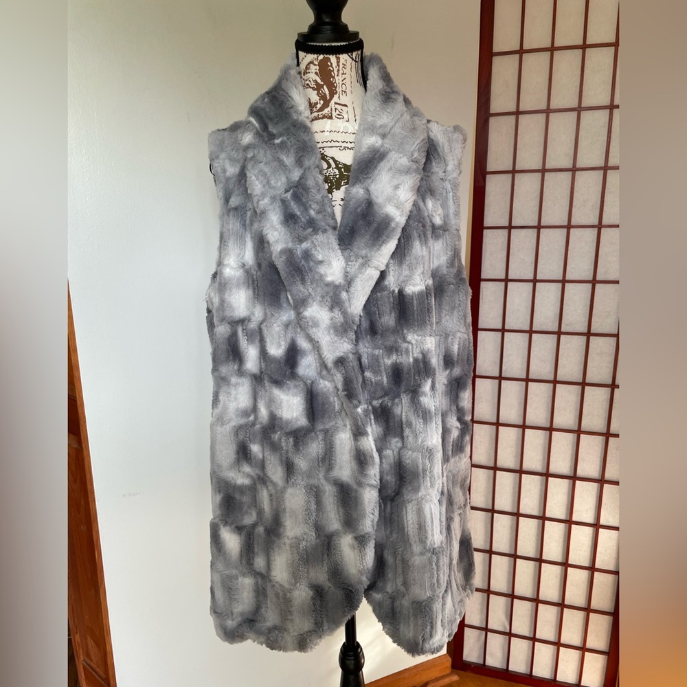 Charlie Paige Gray Faux Fur Vest, Size S/M